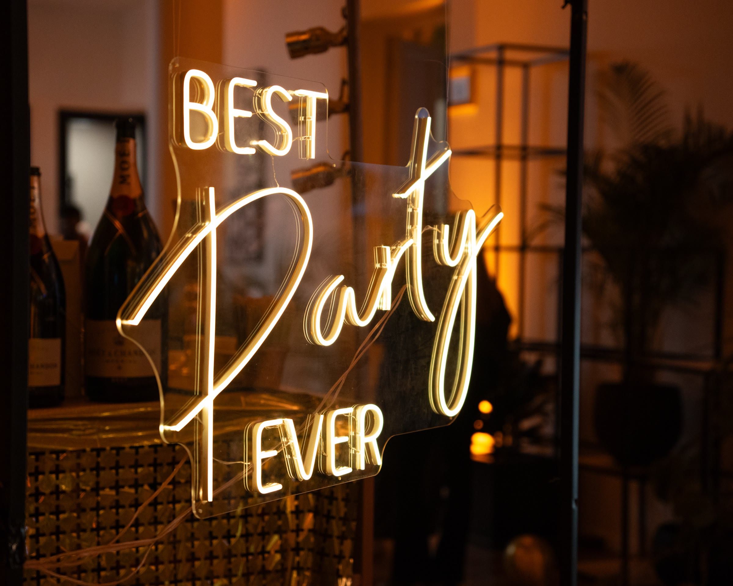 Néon « Best Party Ever » à l’entrée de la soirée des 10 ans d’Aircall