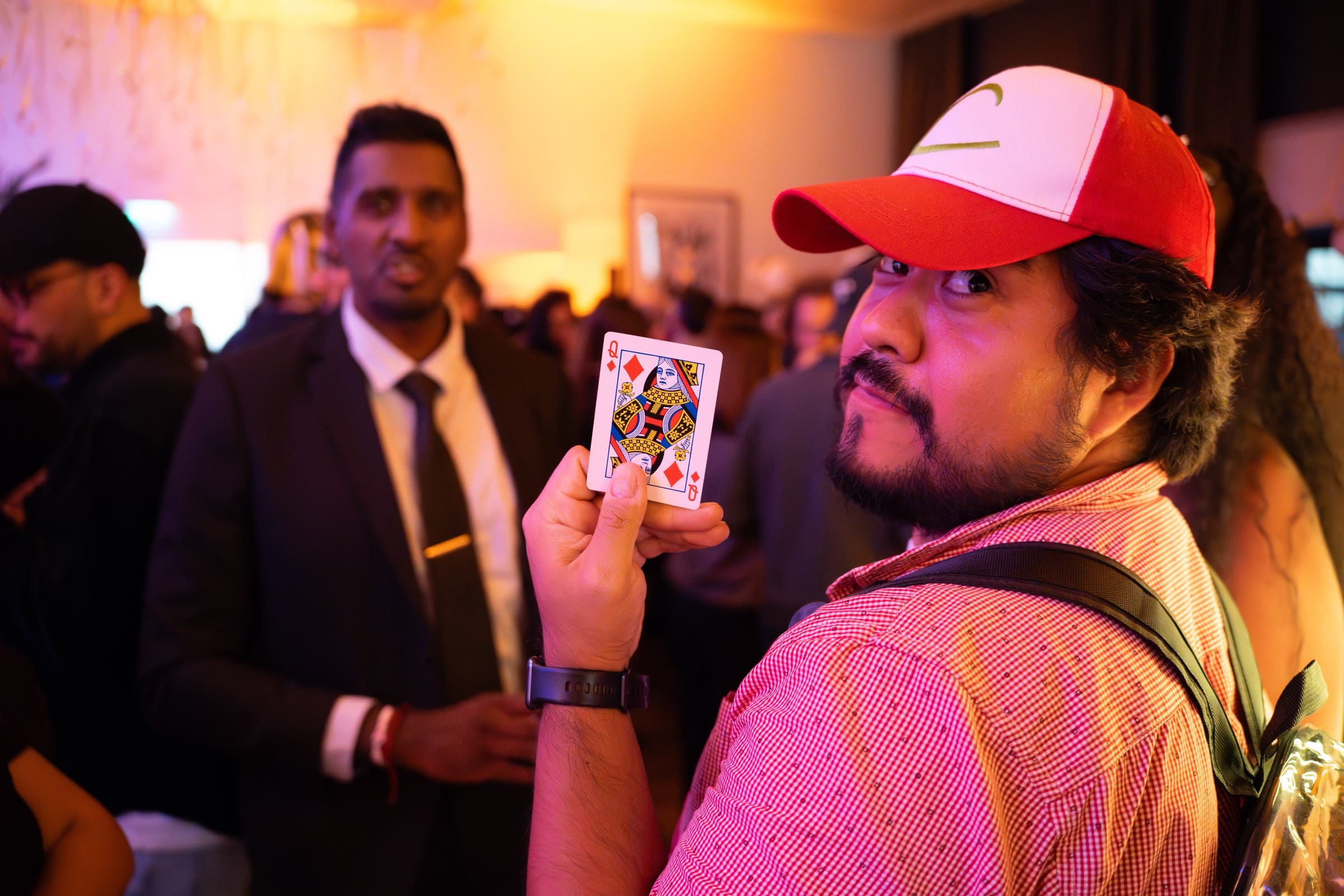Un magicien montre une carte à un invité