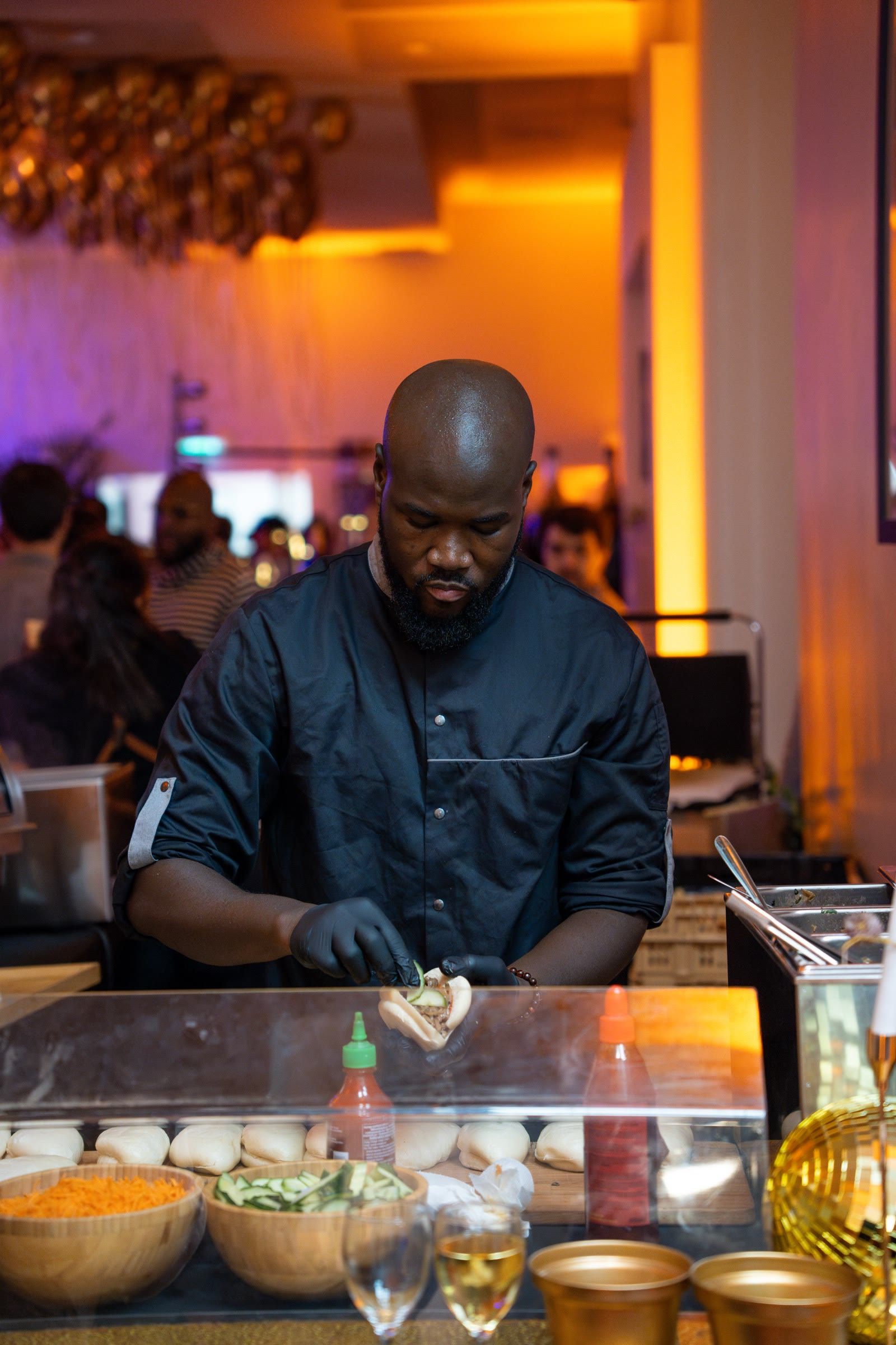 Le chef au stand de cuisine