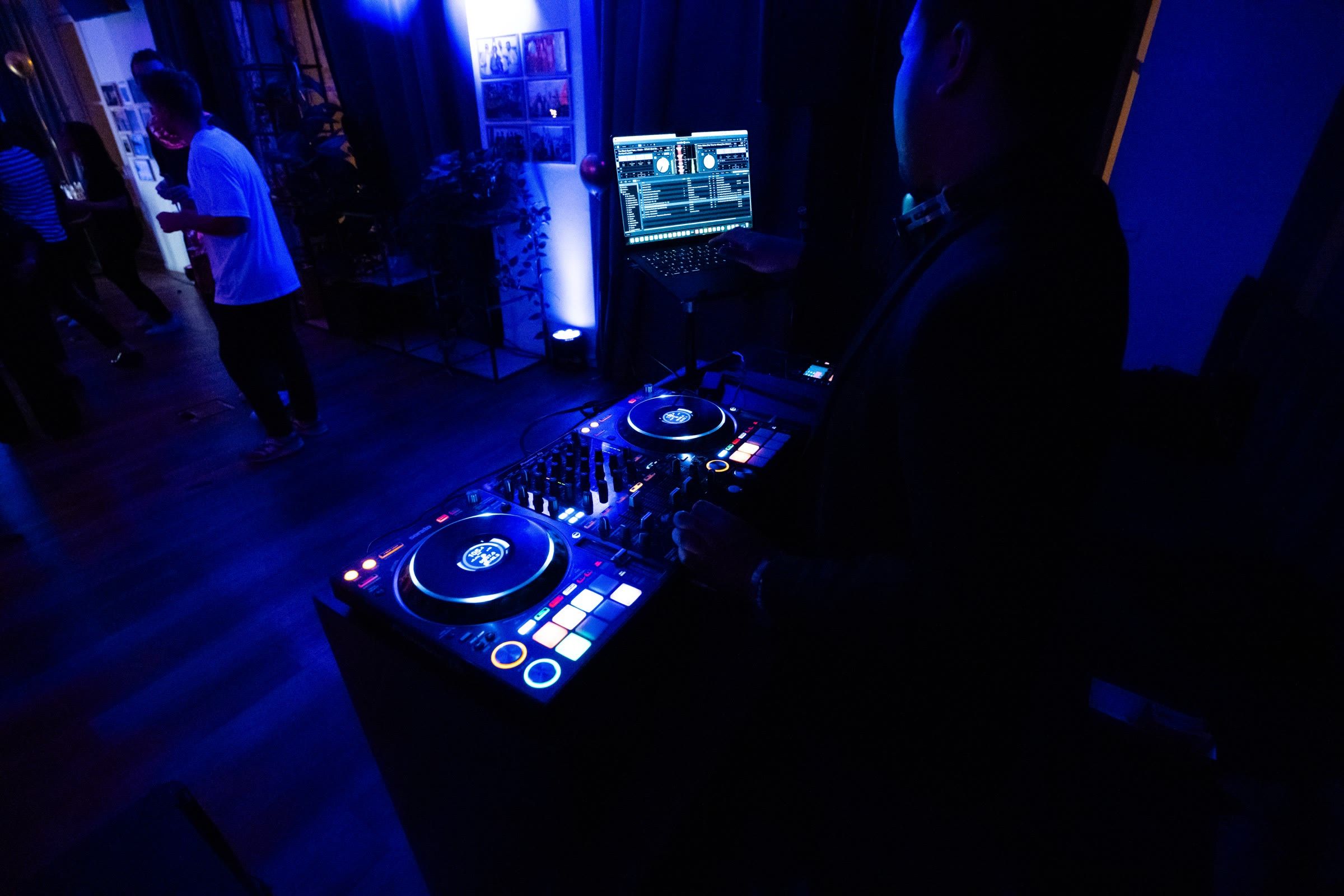 Les platines du DJ dans la lumière bleue