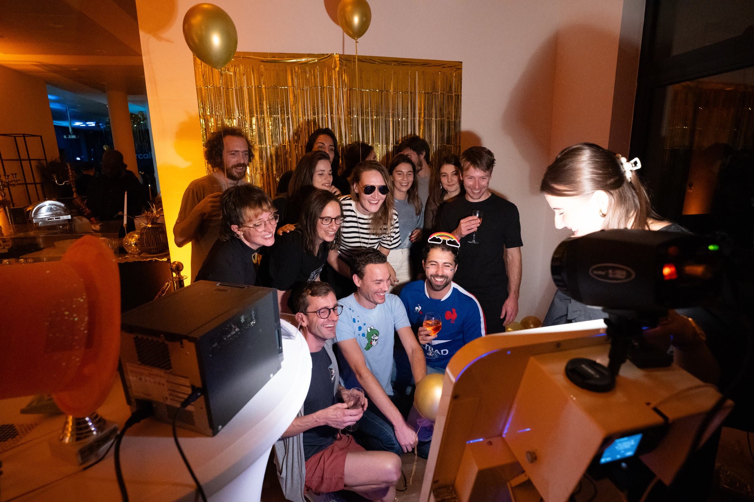 Les invités réunis autour du photobooth