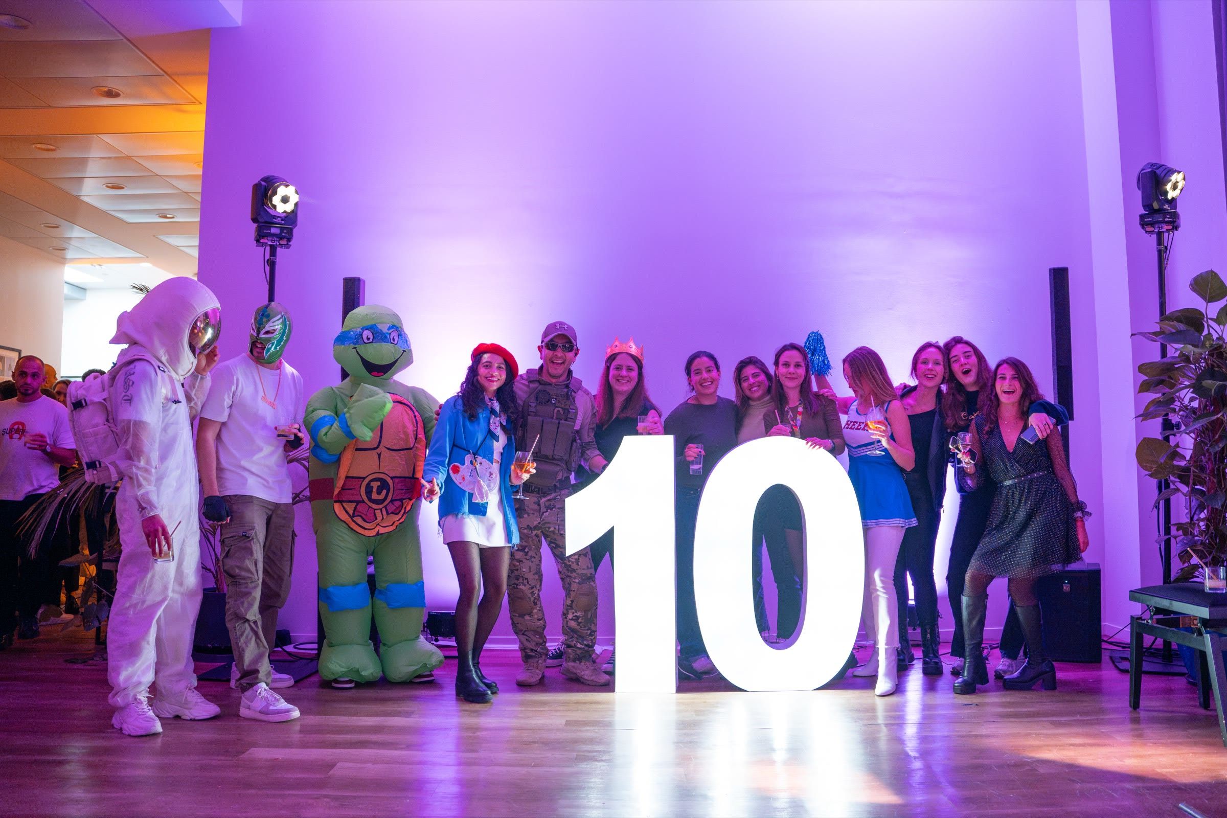 Photo de groupe déguisée autour du « 10 »