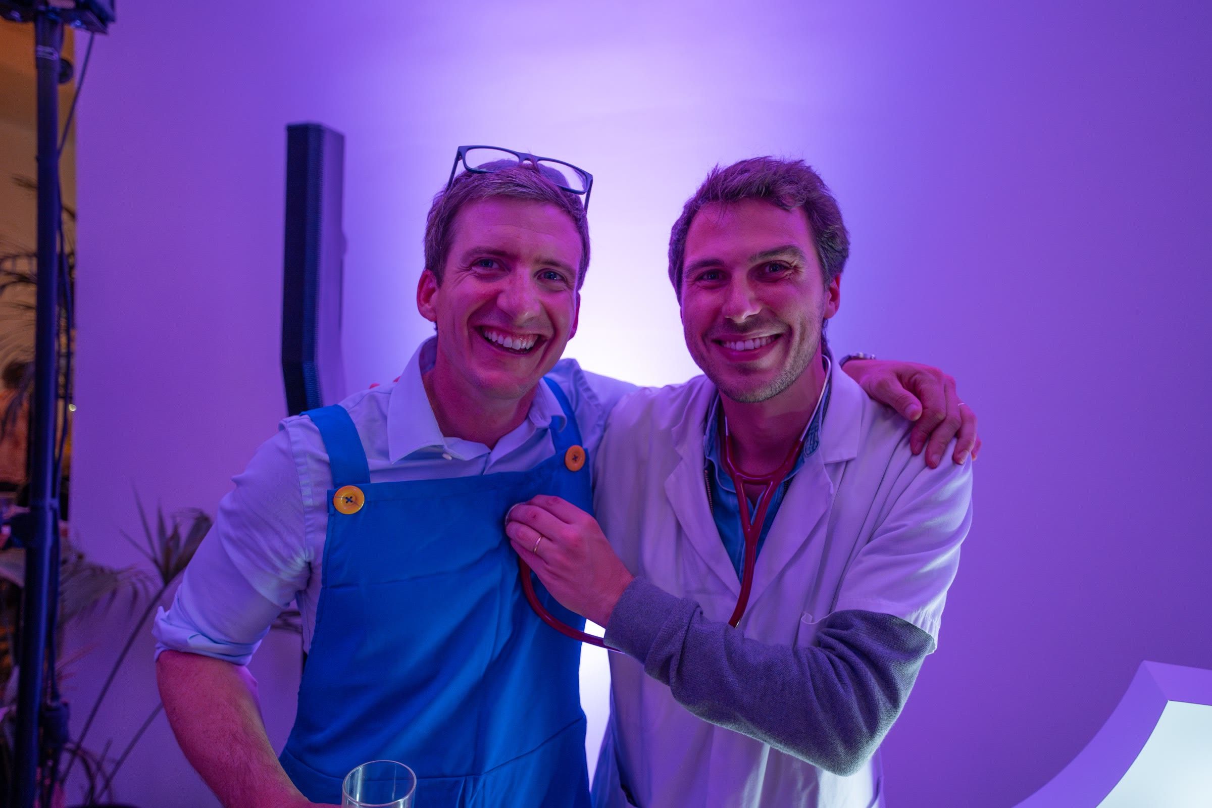 Deux invités hilares en costumes