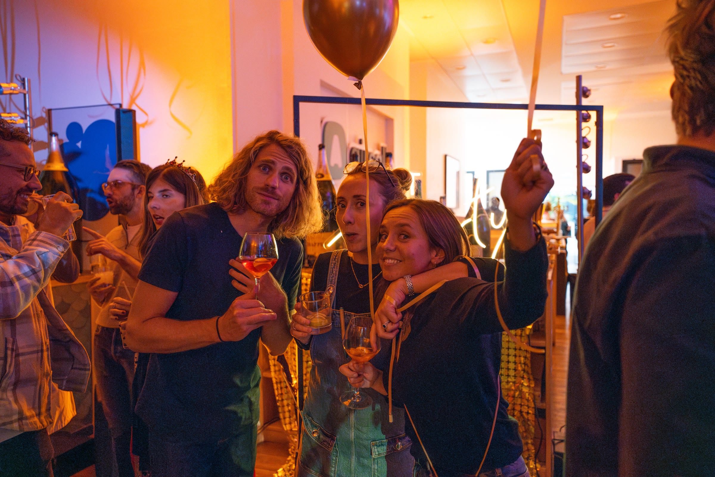 Les invités trinquent sous les ballons dorés