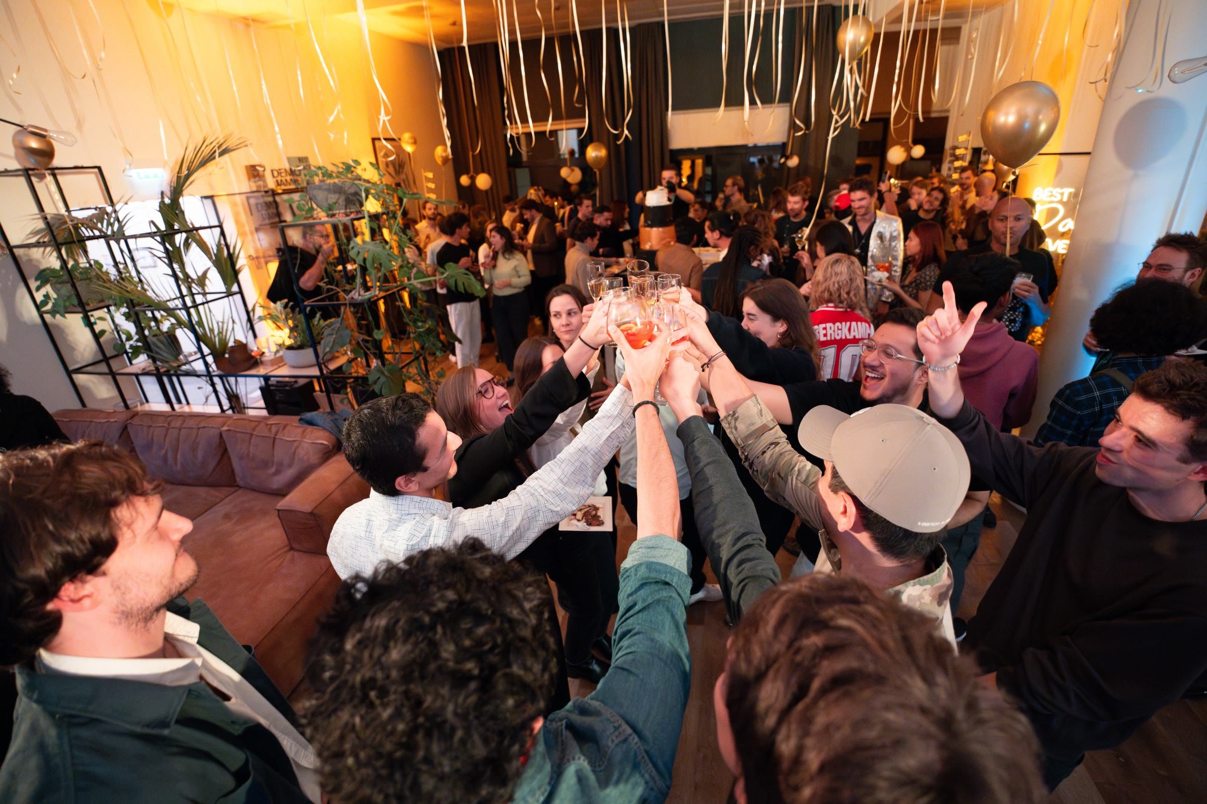 Les invités trinquent ensemble à la soirée des 10 ans d’Aircall