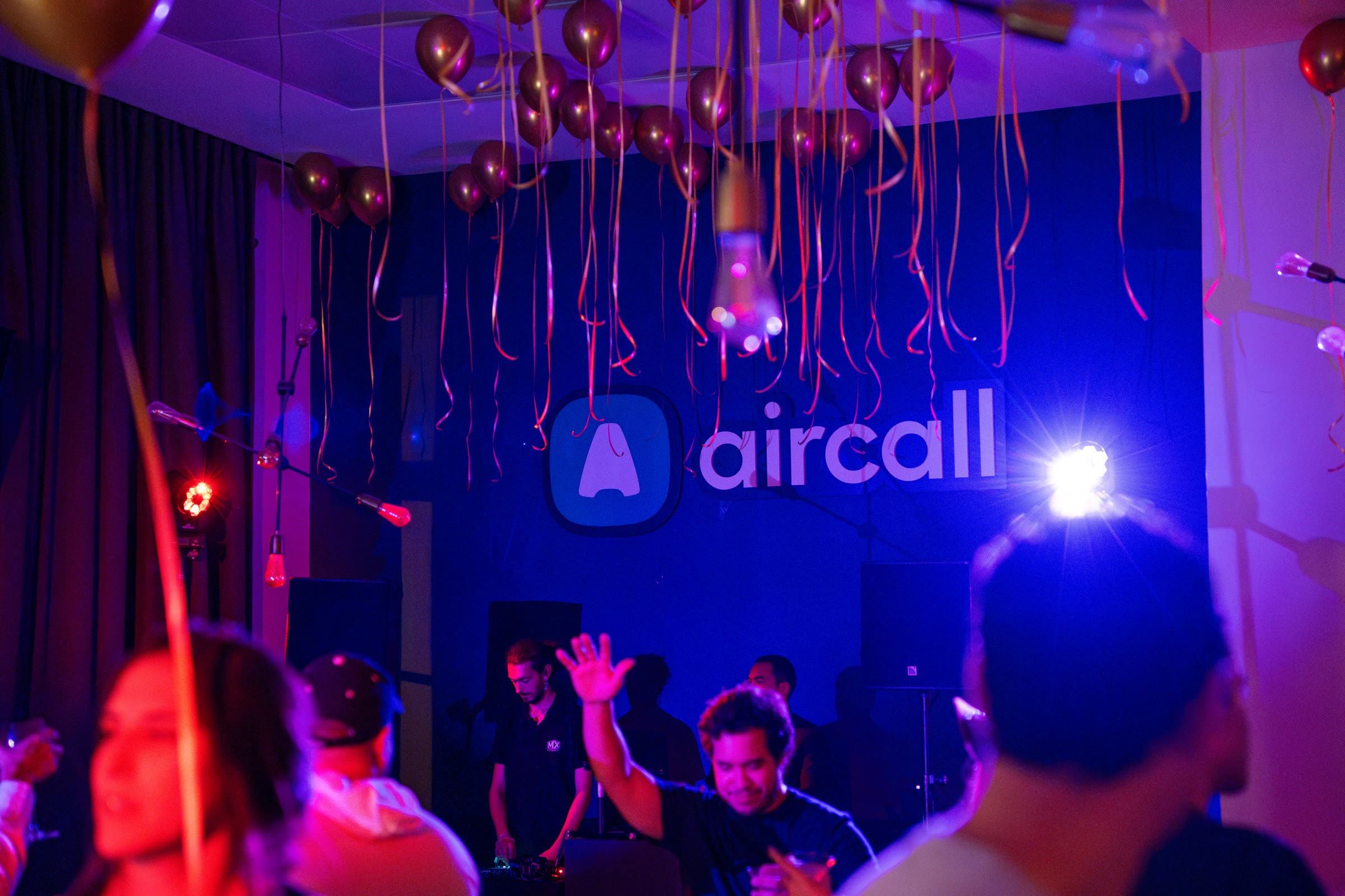 La piste de danse devant le logo Aircall
