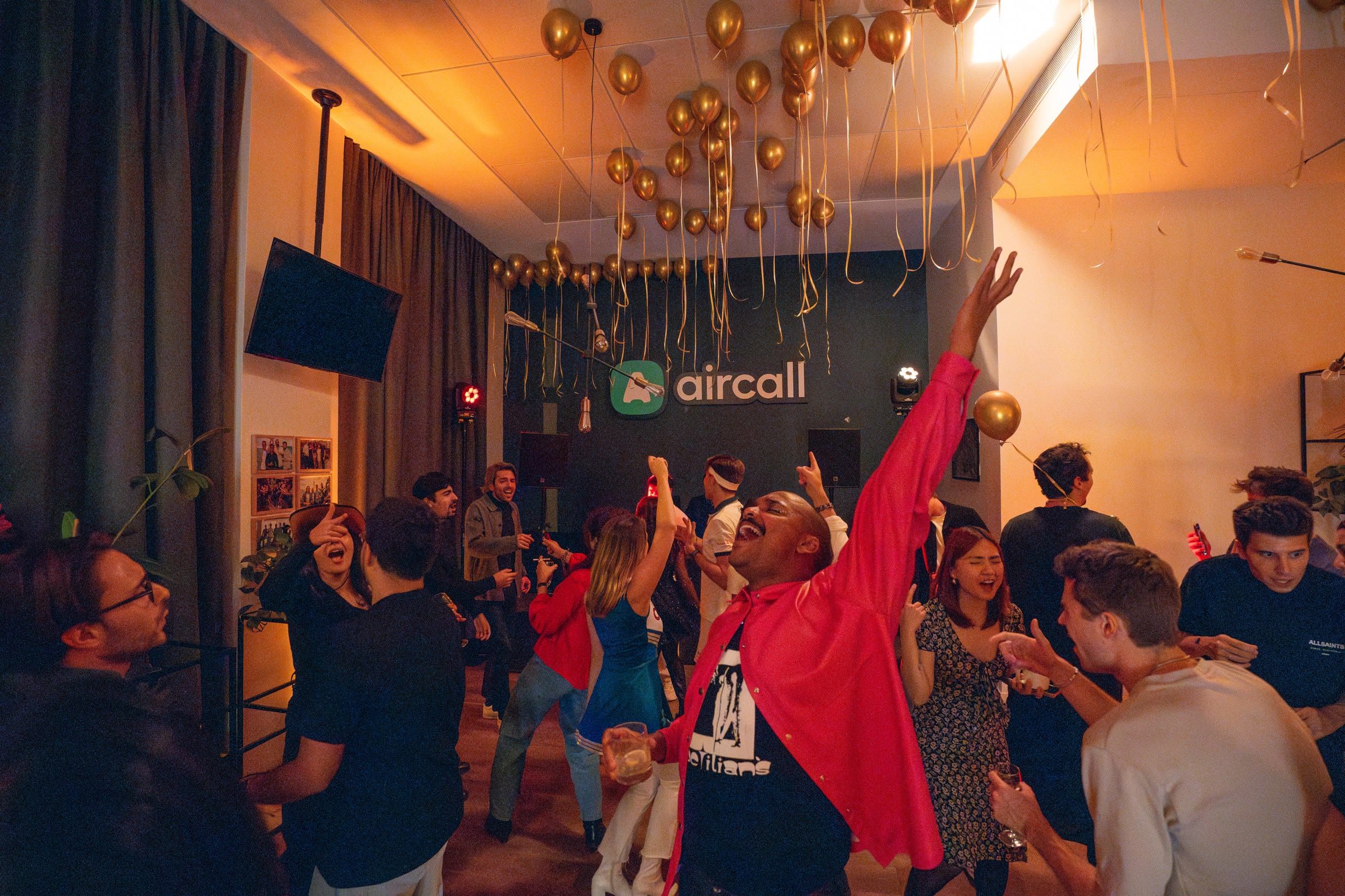 La fête bat son plein sous les ballons
