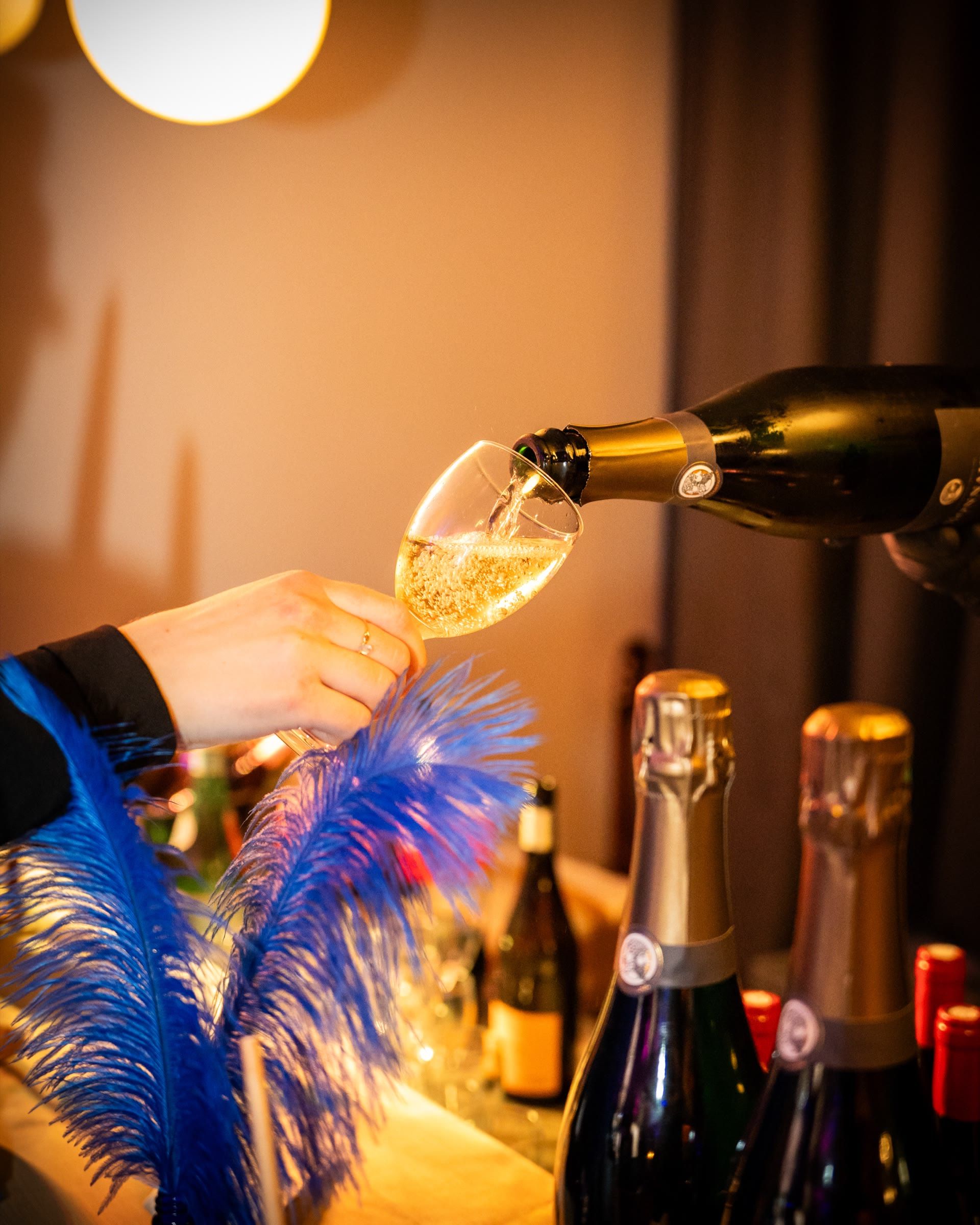 Champagne servi au bar de la soirée