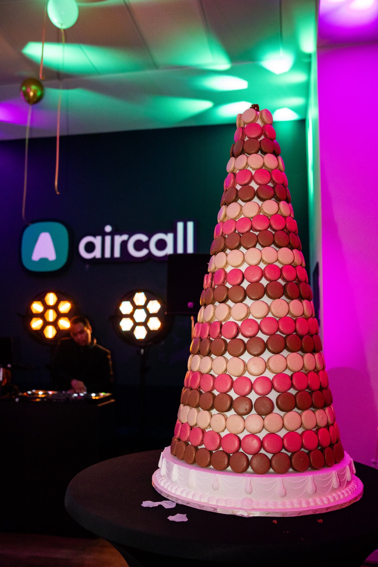 Pièce montée de macarons devant le logo Aircall