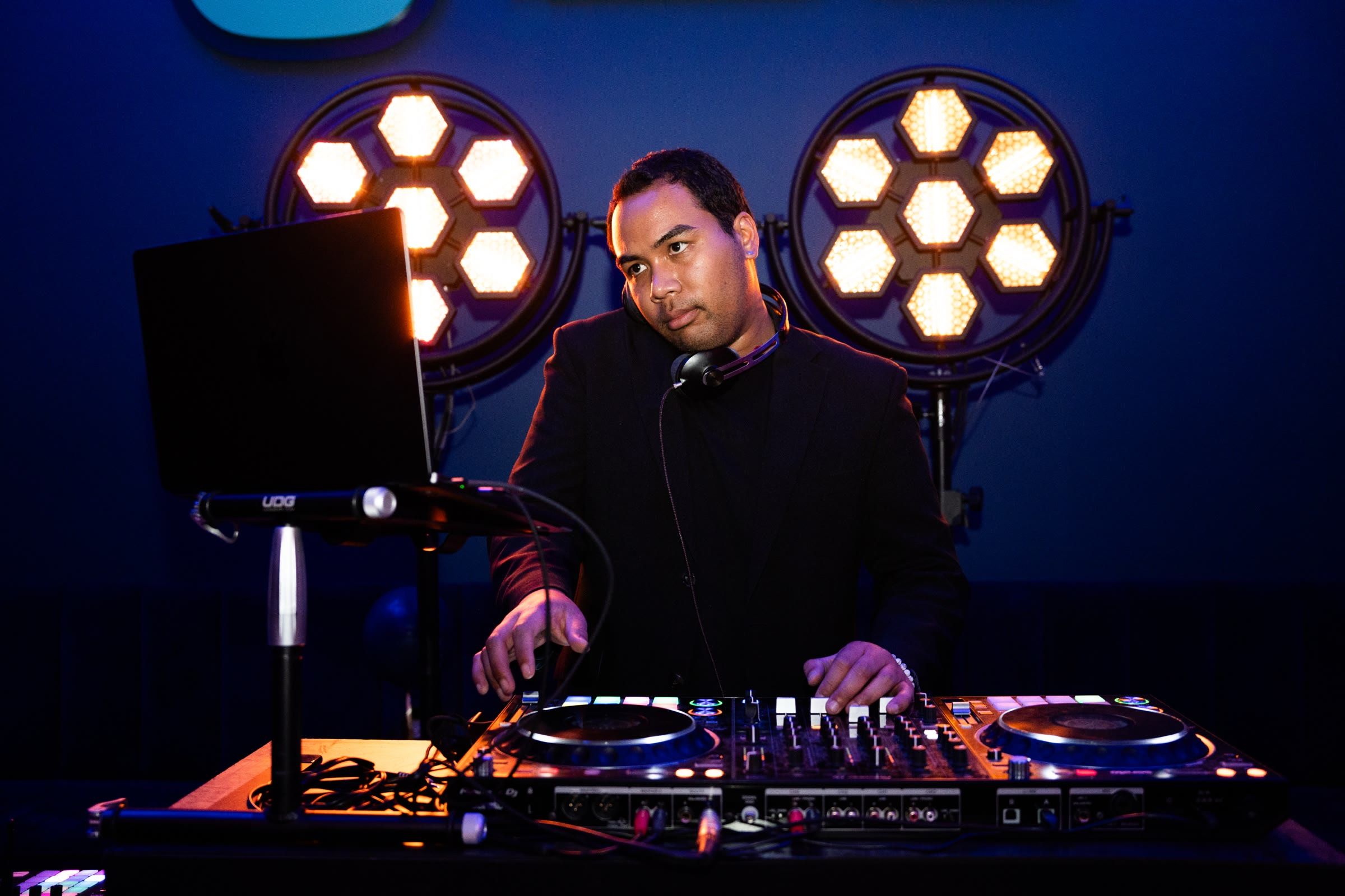 Le DJ aux platines