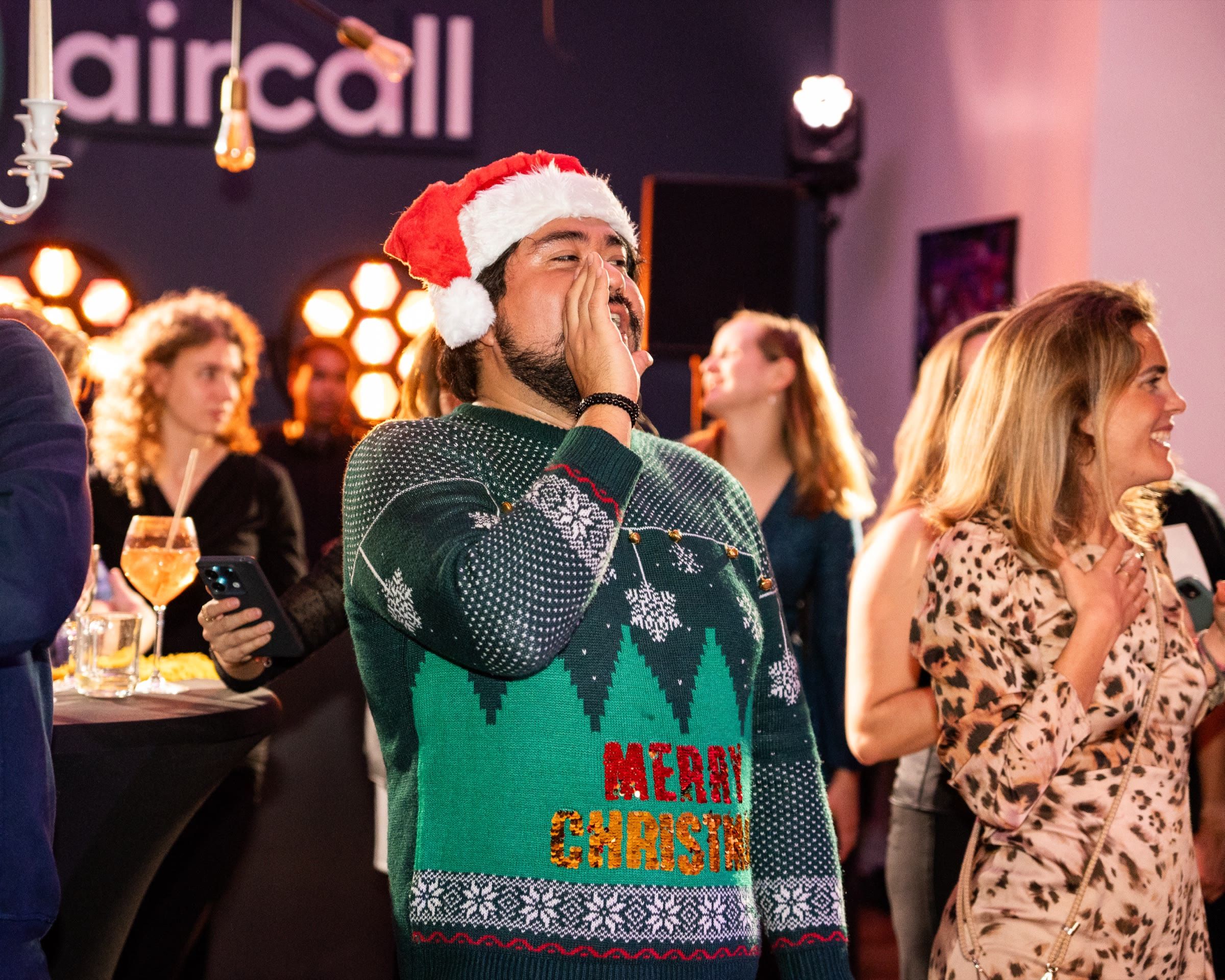 Un invité en pull de Noël et bonnet de père Noël
