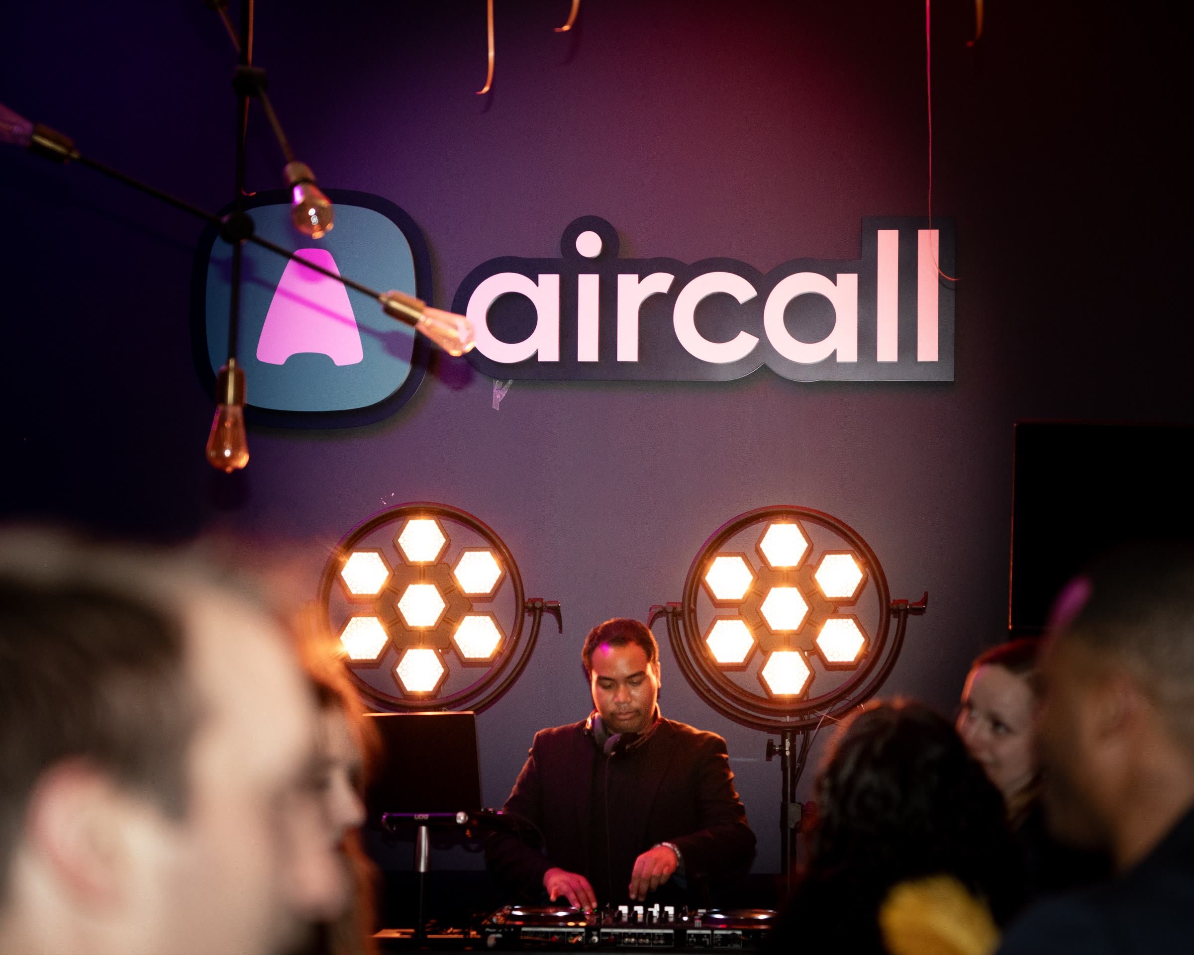 Le DJ et la piste de danse, logo Aircall en fond