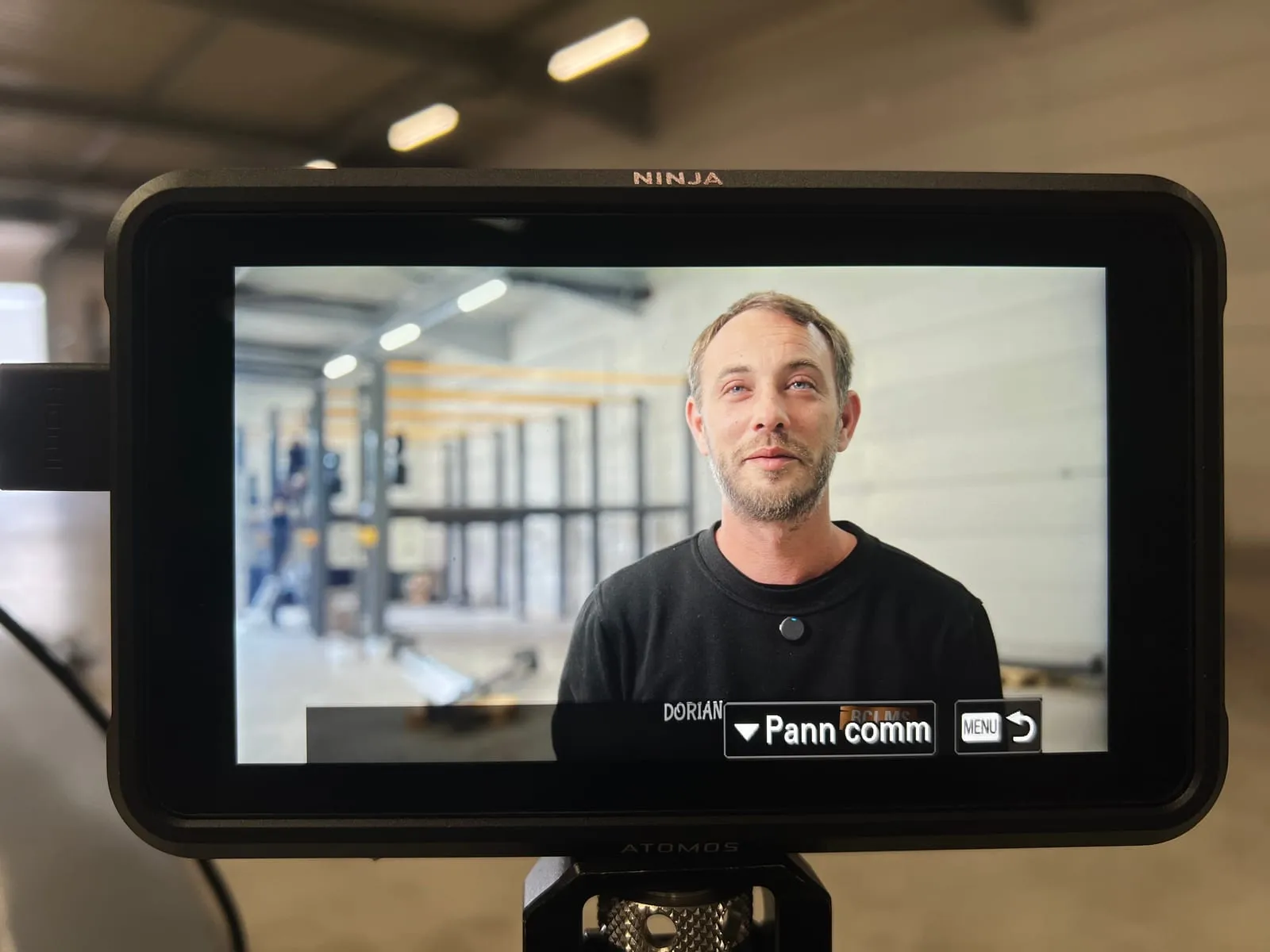 Écran de retour fixé sur la caméra, montrant le cadrage d’une interview
