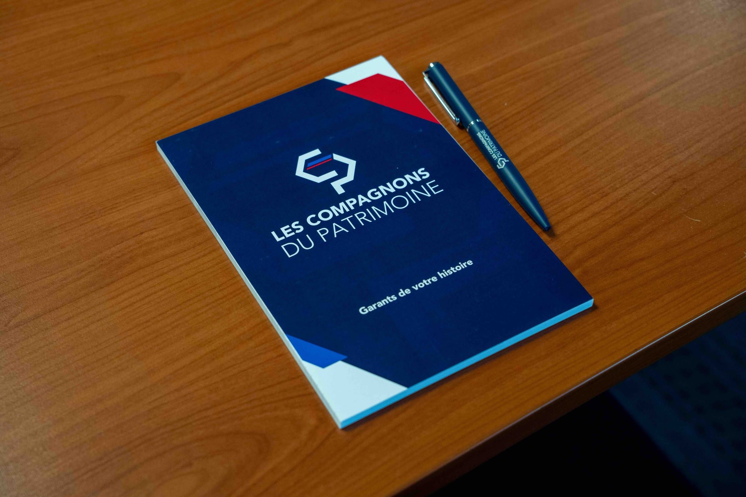 Livret des Compagnons du Patrimoine posé sur la table de réunion