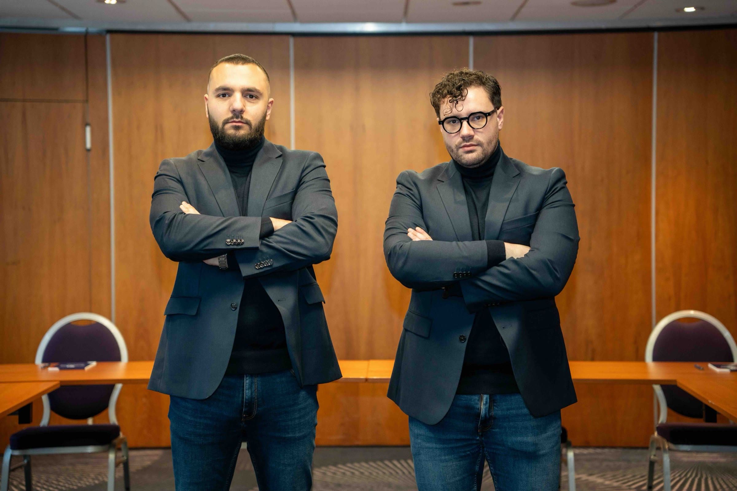 Deux dirigeants des Compagnons du Patrimoine devant la salle
