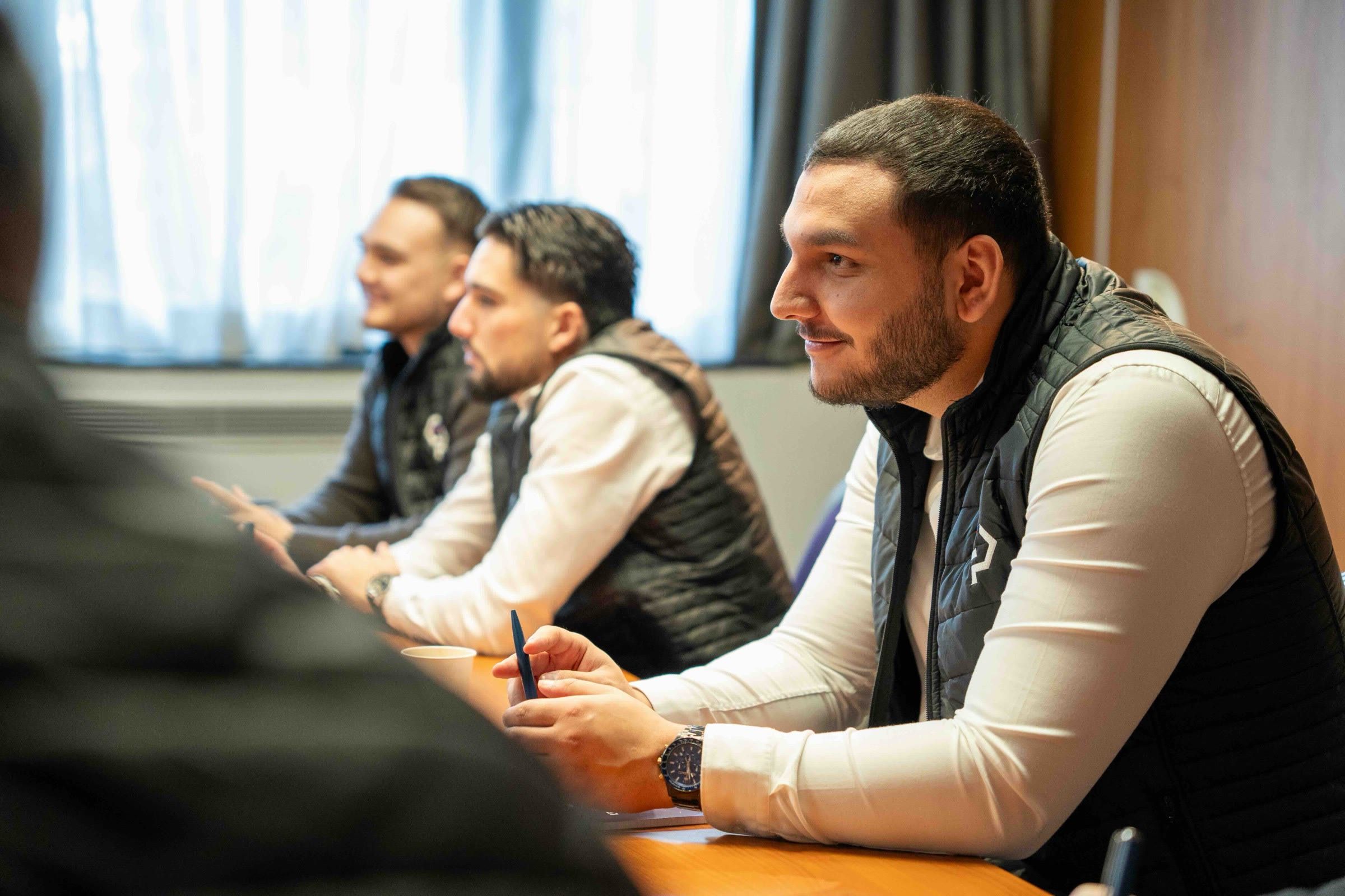 Les équipes attentives autour de la table