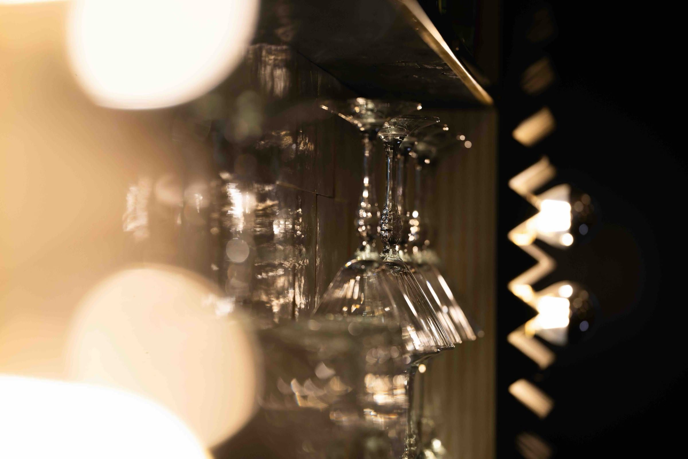 Verres et reflets derrière le bar