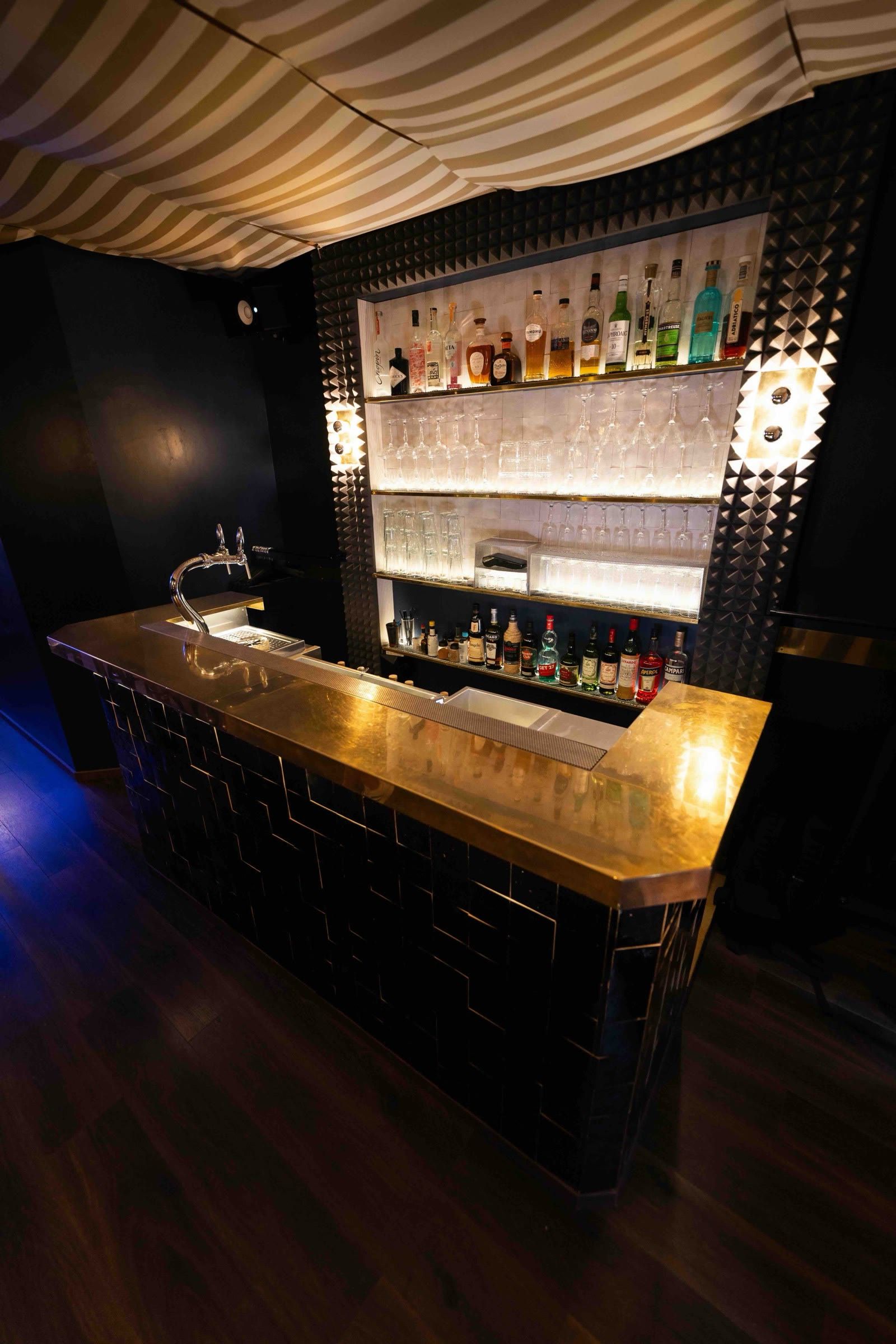 Le comptoir du bar Les Désinvoltes