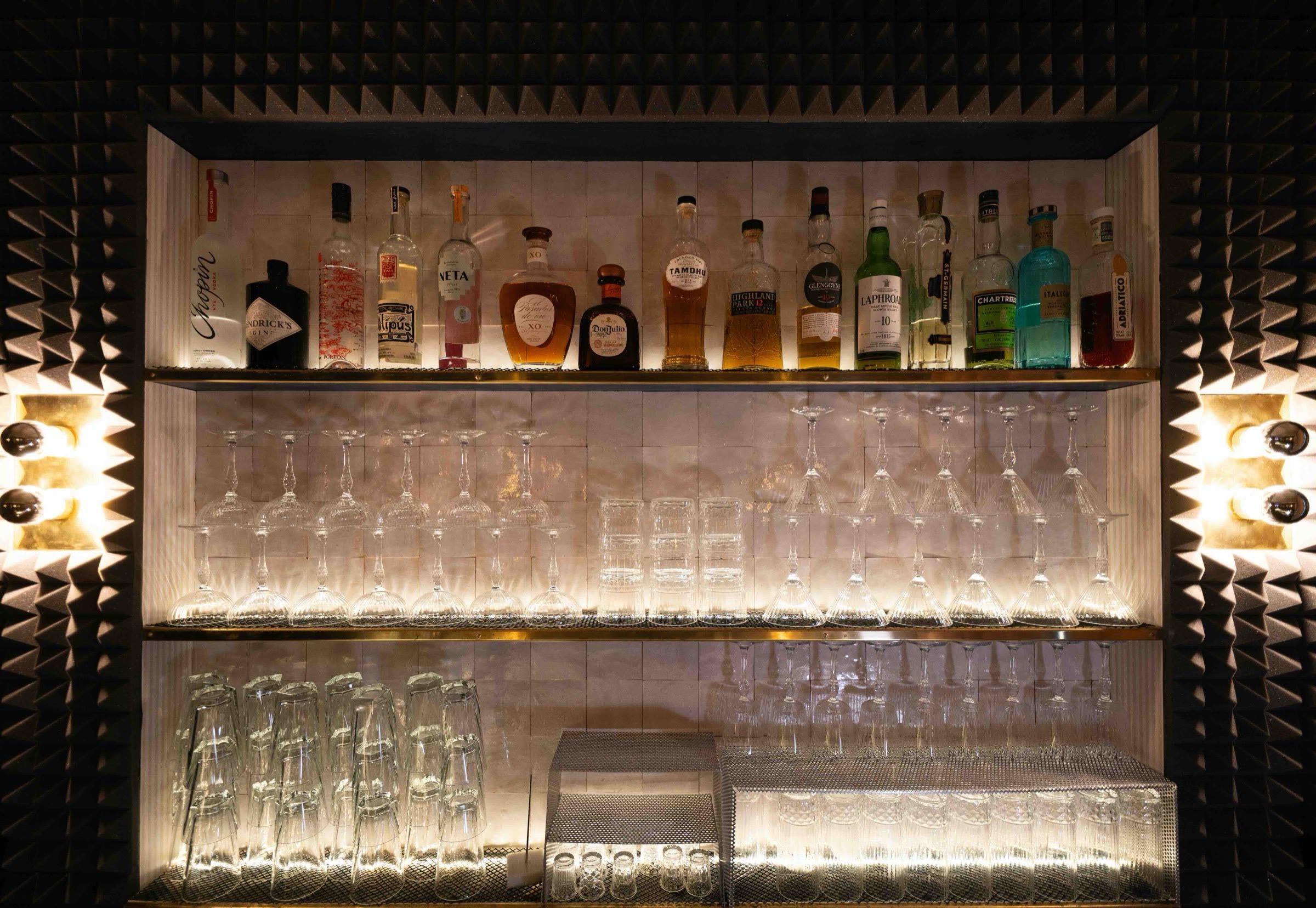 Les étagères lumineuses du bar