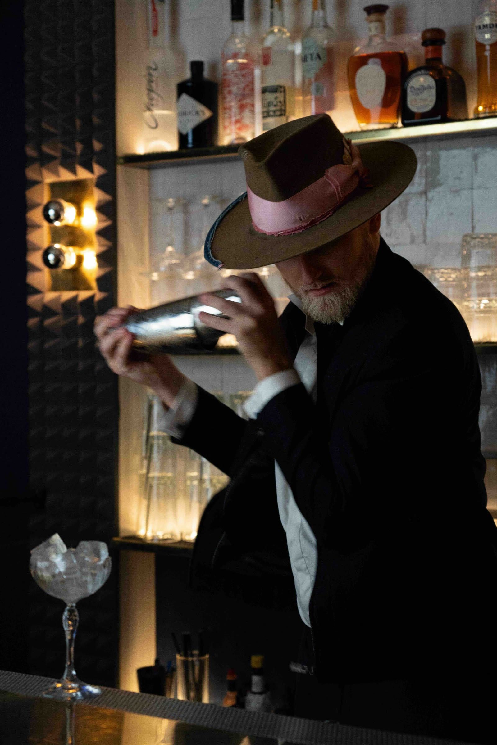 Le barman au shaker