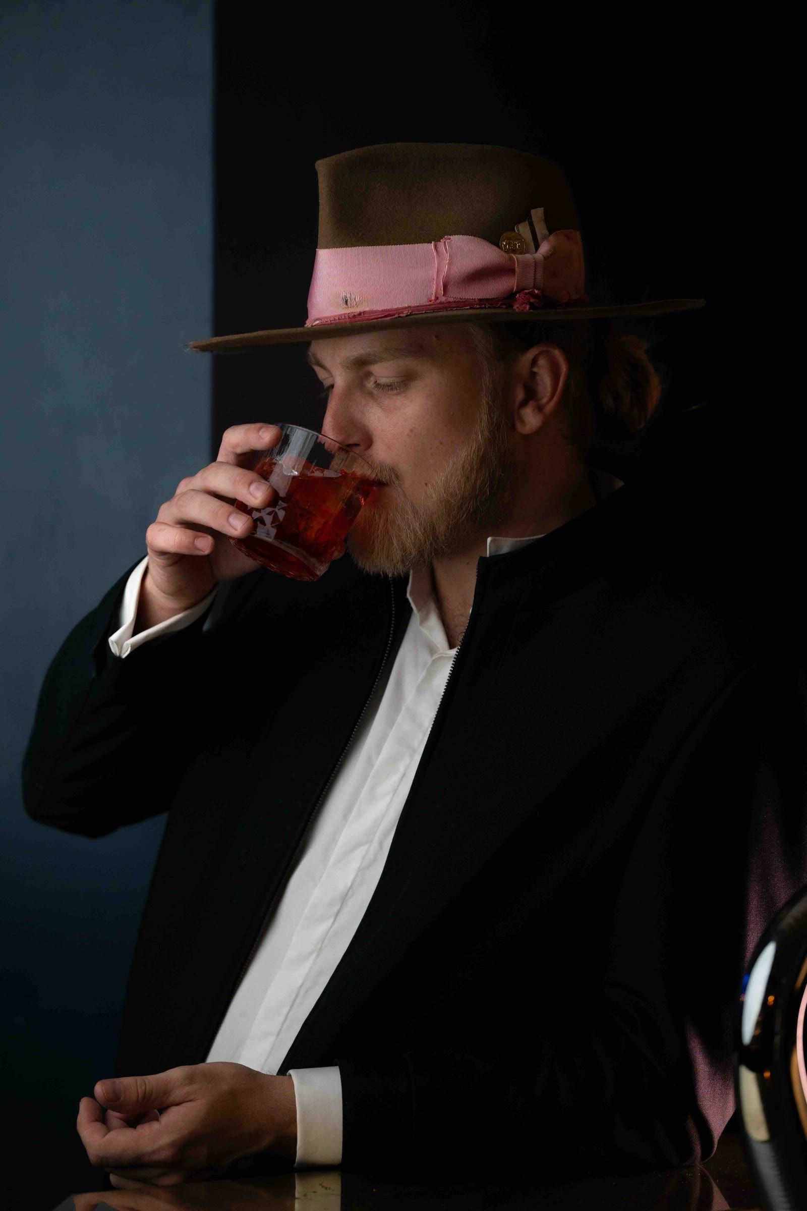 Le barman goûte sa création
