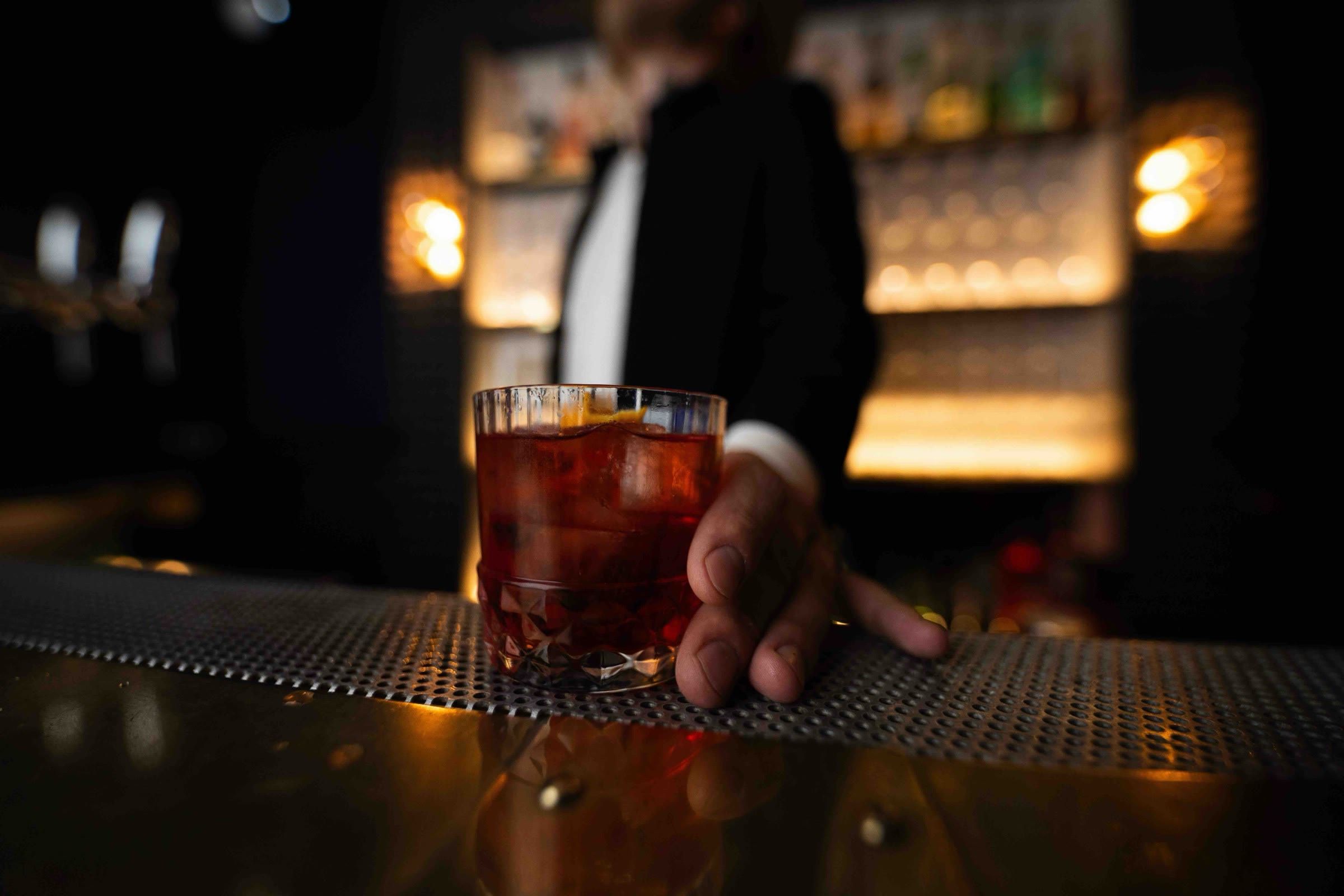Un cocktail servi sur le comptoir