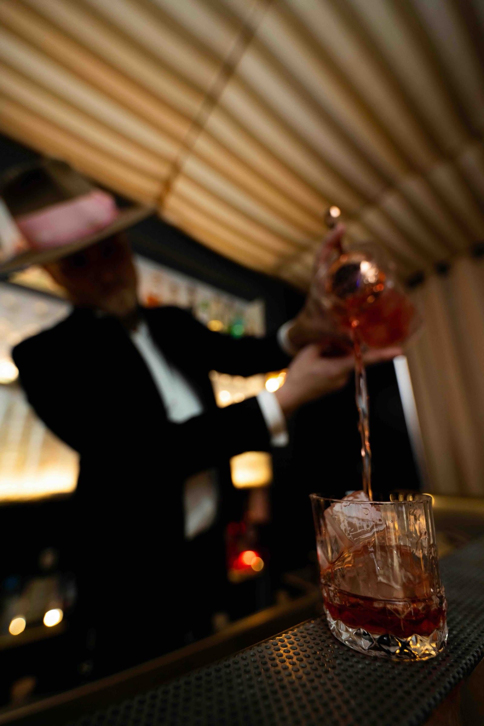 Le barman verse un cocktail