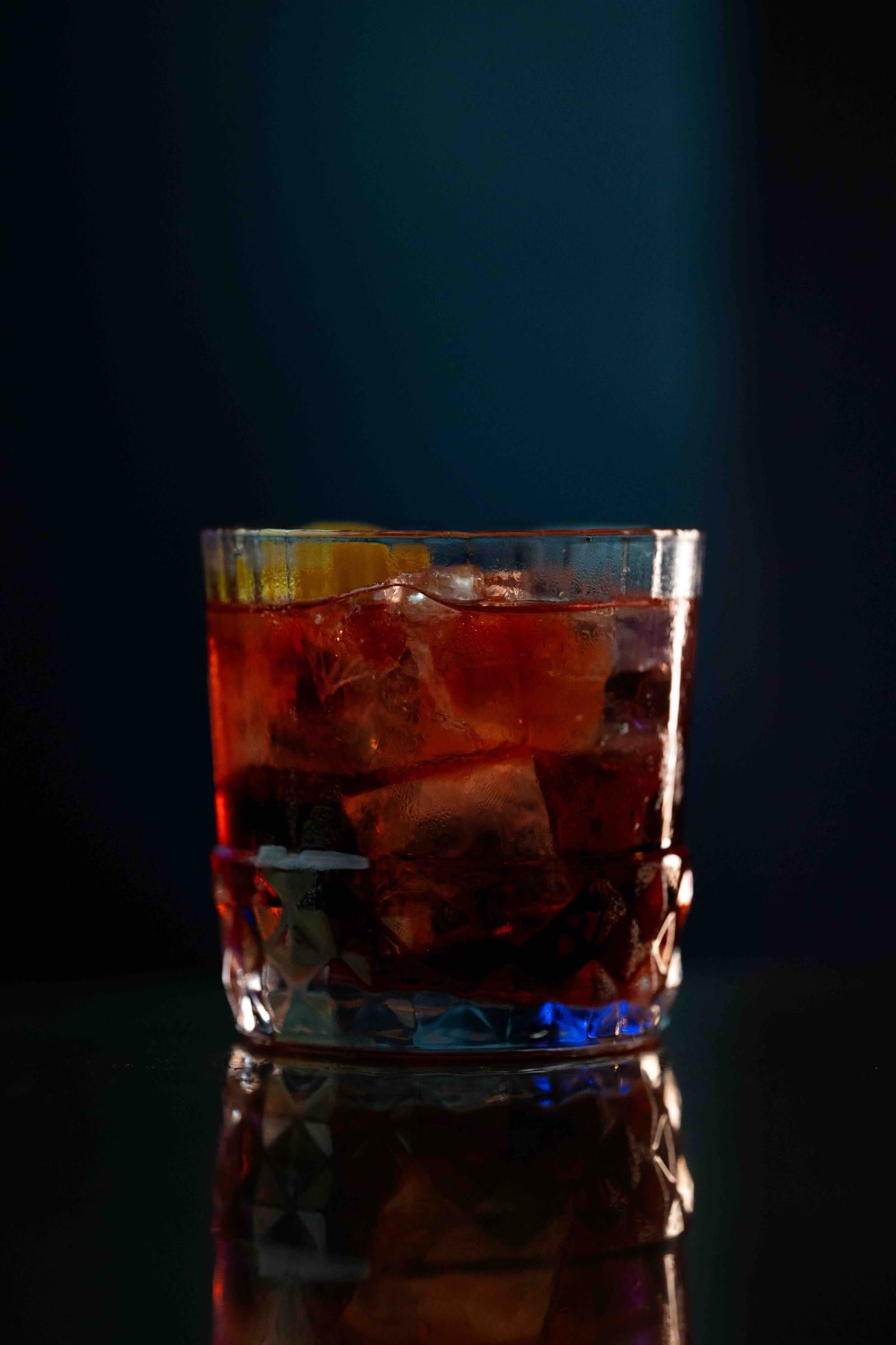 Un cocktail dans la pénombre du bar