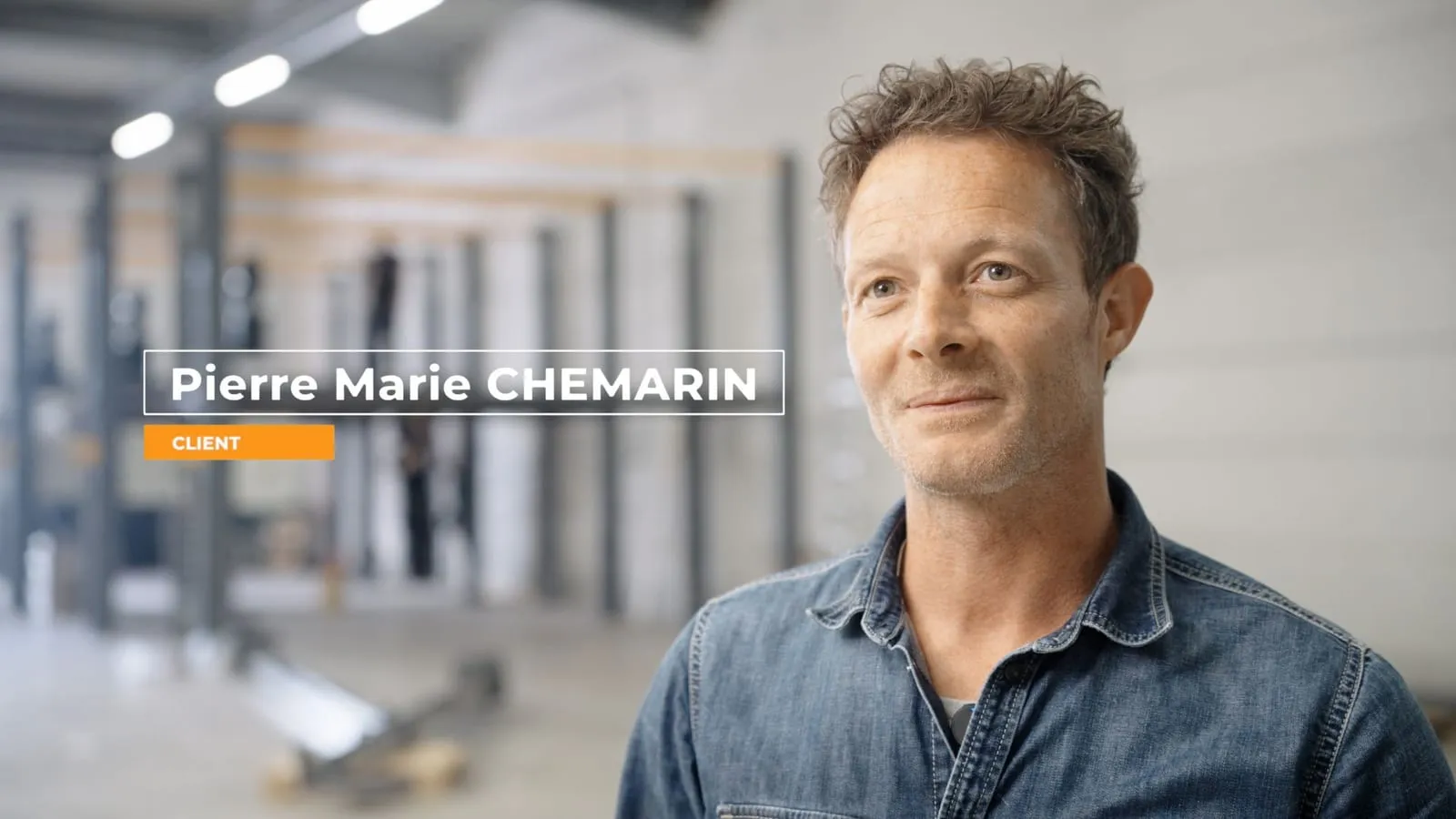 Interview d’un client de BCLMS dans le film de chantier, avec son nom en incrustation