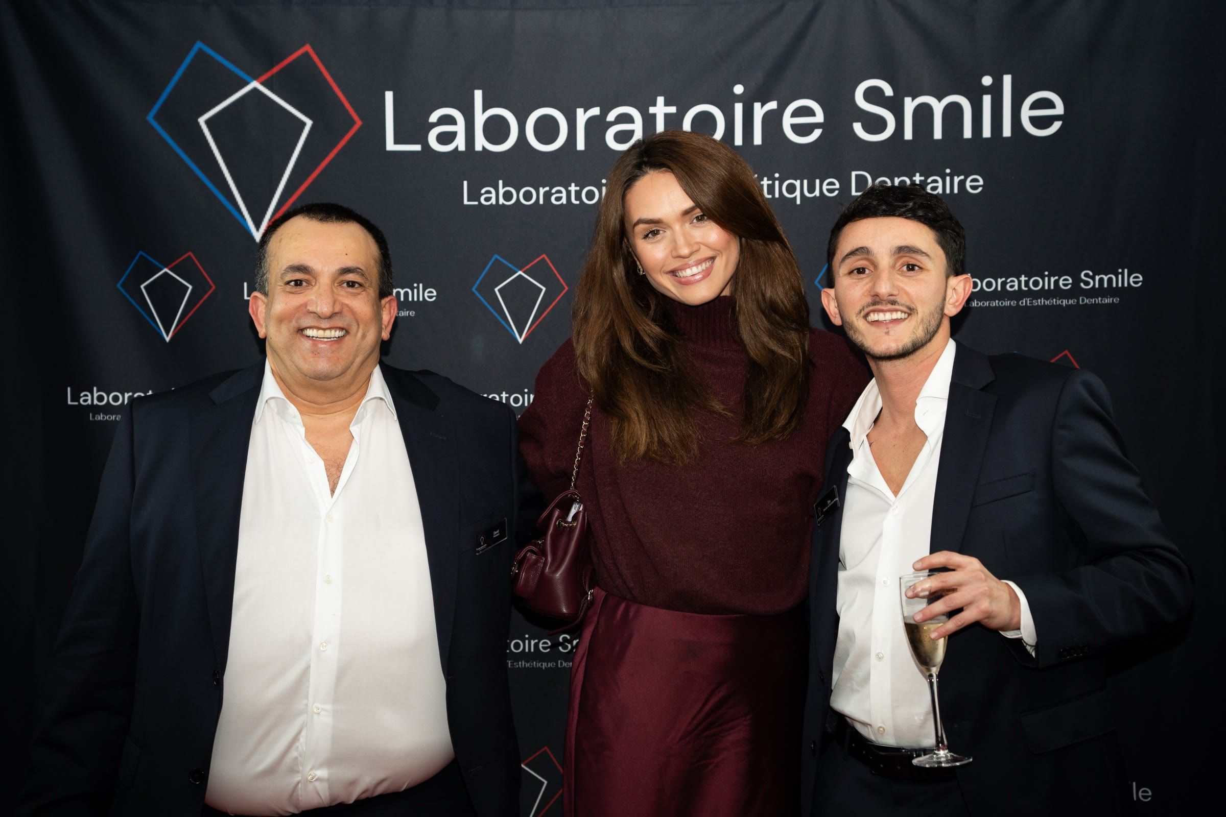 Trois invités devant le photocall du Laboratoire Smile