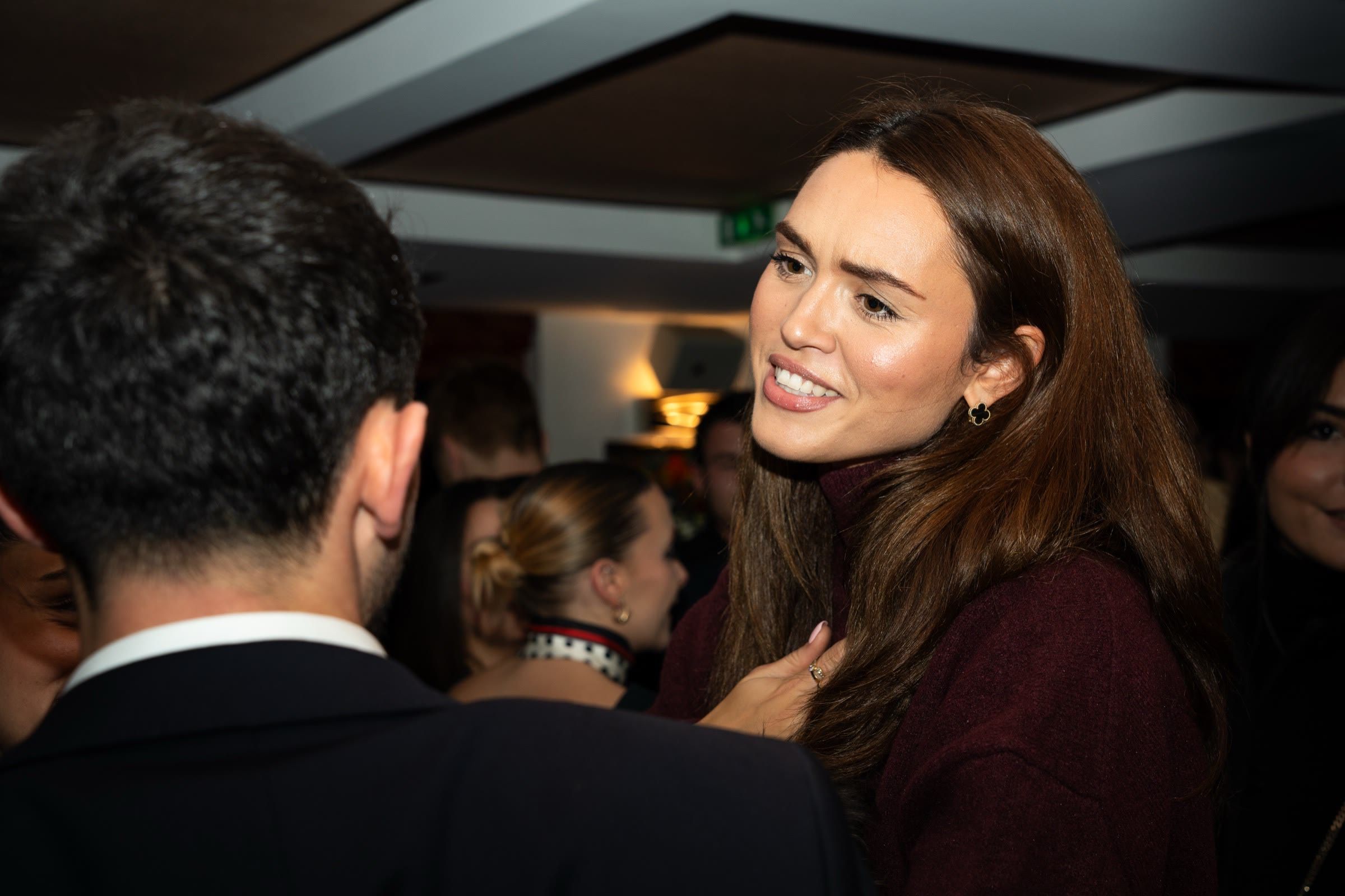 Une invitée sourit pendant la soirée