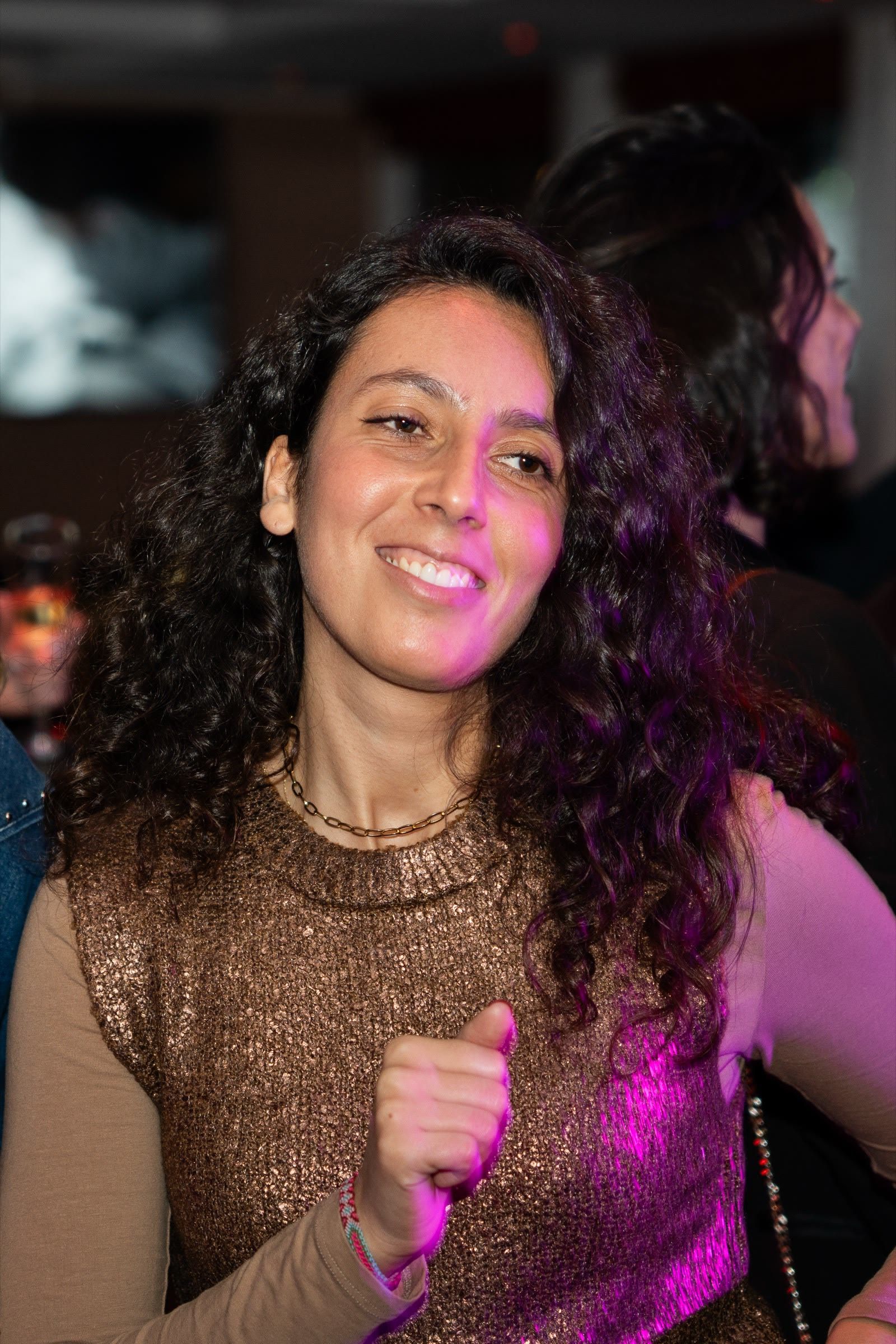 Une invitée danse sous les lumières