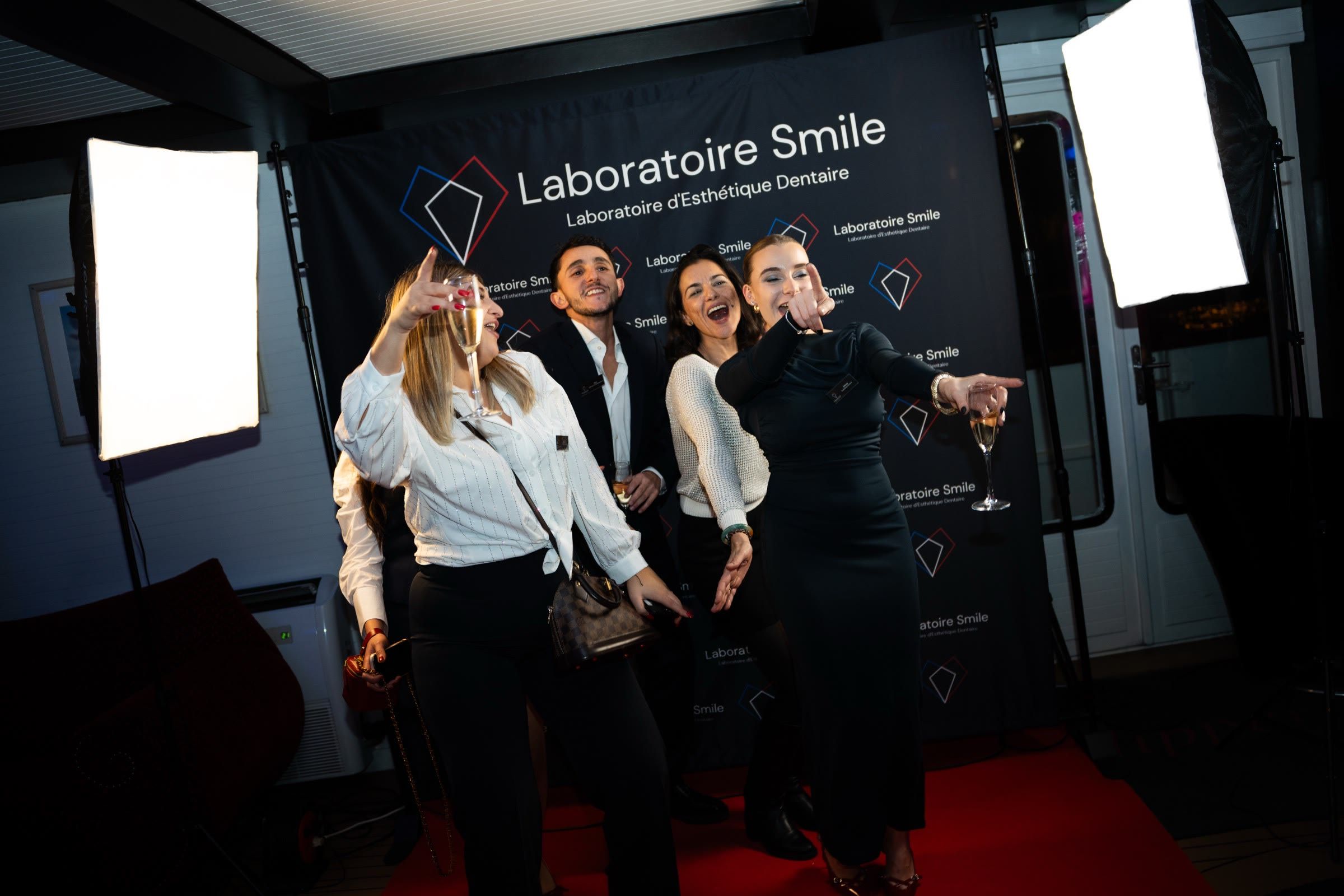 Photo de groupe devant le photocall, sous les projecteurs