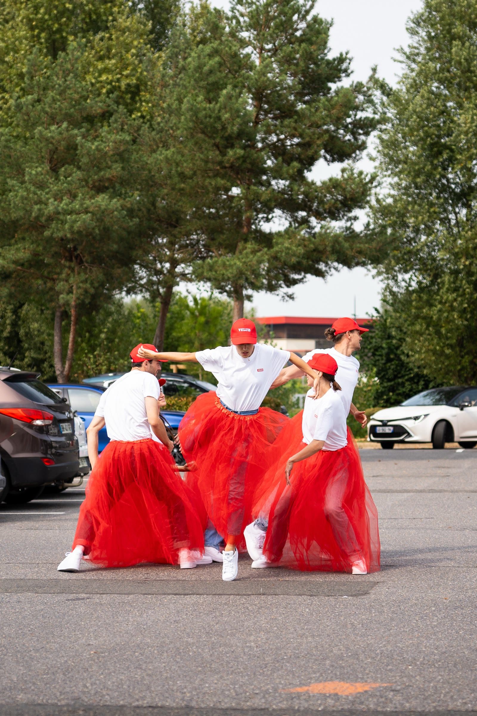Les danseuses en mouvement entre les voitures