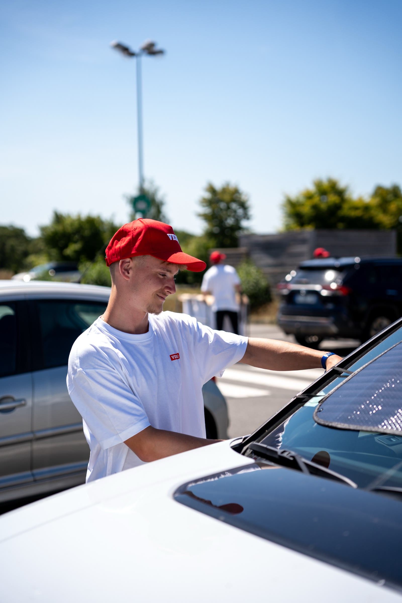 Un ambassadeur installe un pare-soleil Velux sur un pare-brise