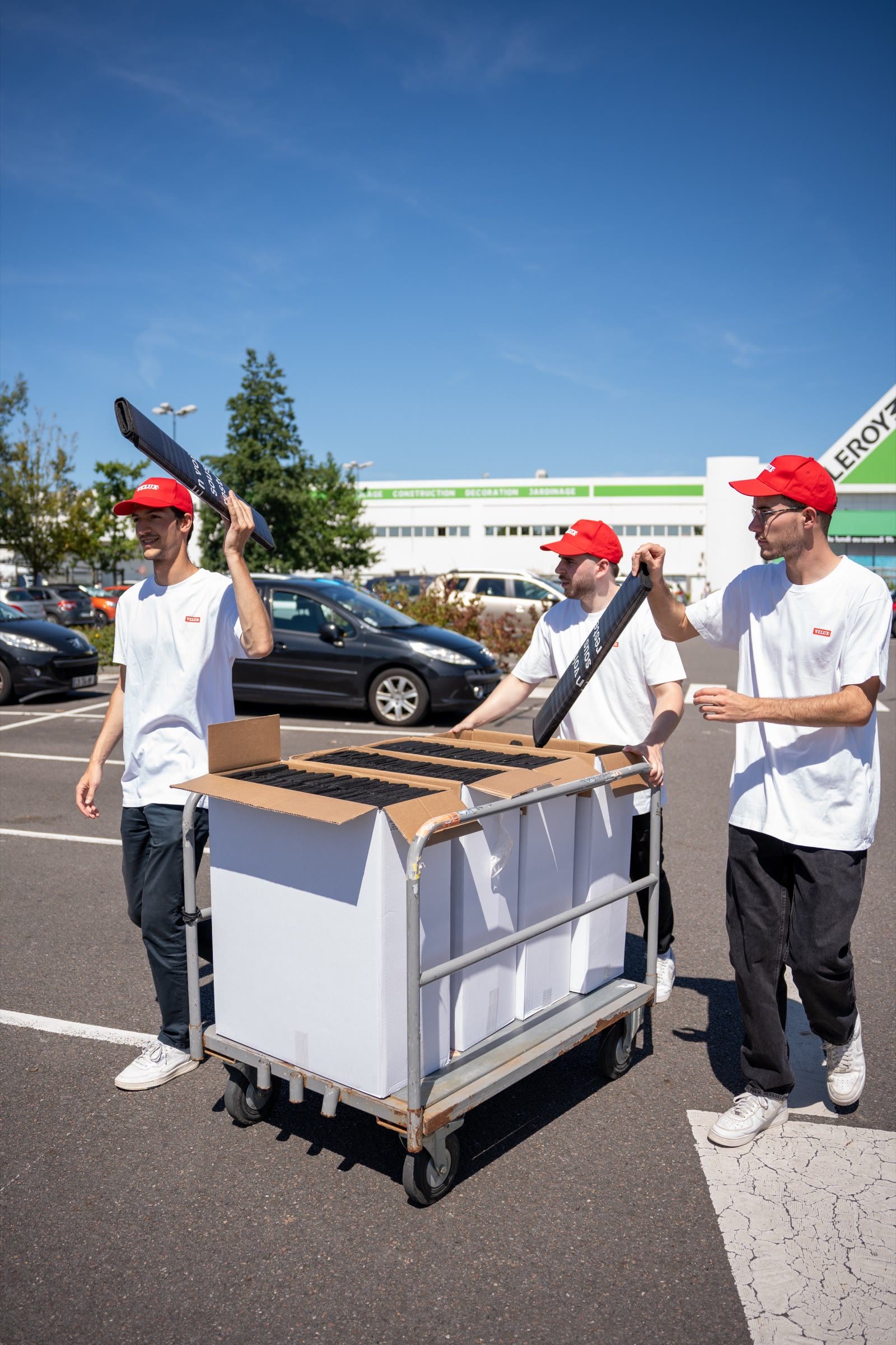 L’équipe Velux et son chariot de pare-soleil sur le parking