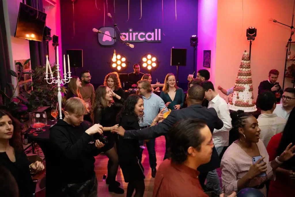 Photographies d'entreprise pour la célébration de Noël 2024 chez Aircall à Paris.