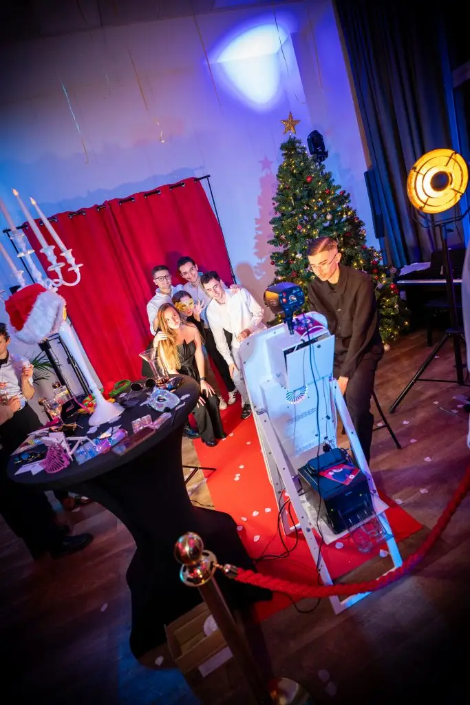 Photographies d'entreprise pour la célébration de Noël 2024 chez Aircall à Paris.